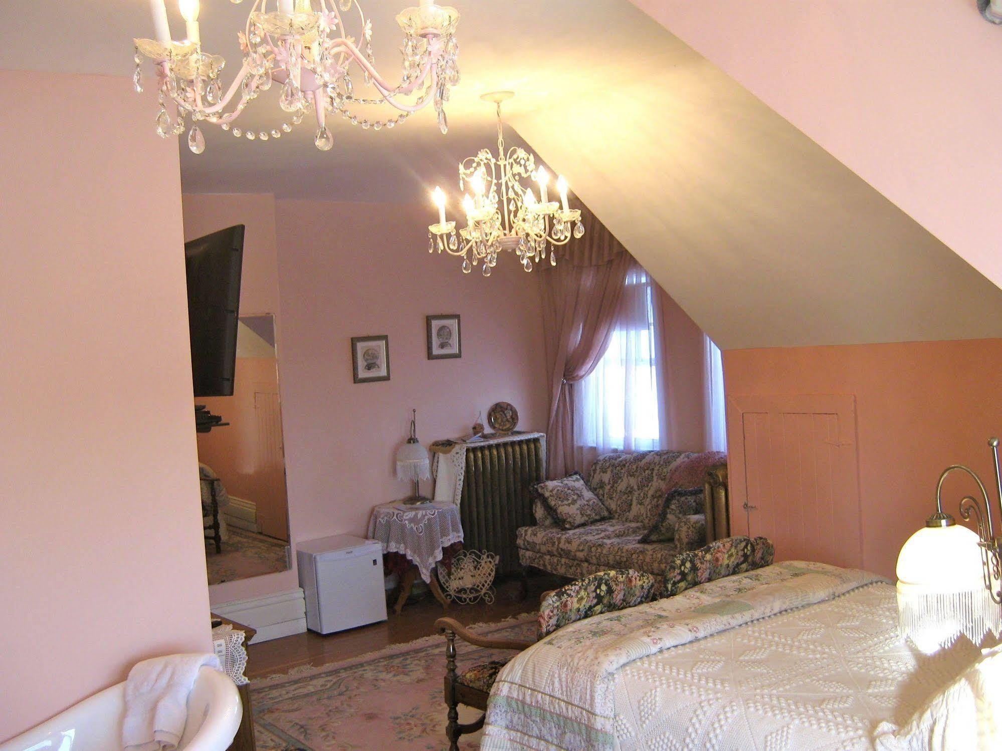 Wakamow Heights Bed And Breakfast Moose Jaw Εξωτερικό φωτογραφία